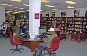 Students use computers in the Learning Resources Center on Main Campus. (VGCC photo)