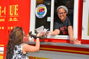 Queen Harris (right) served up samples of her chopped chicken barbecue from the Chick-n-Que mobile food truck when she visited VGCC’s Franklin Campus in May. Chick-n-Que will be among the participants at the Food Truck Rodeo on June 16. (VGCC photo)